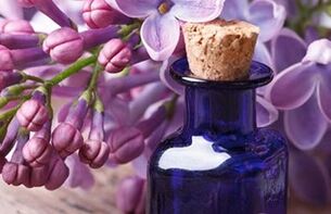 Teinture de fleur de lilas pour nettoyer les ongles malades. 