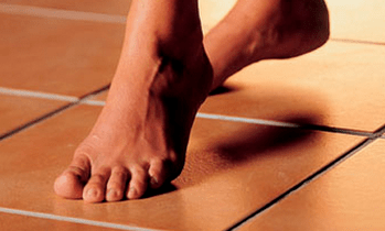 marcher pieds nus comme cause de l'apparition du champignon sur la peau des pieds