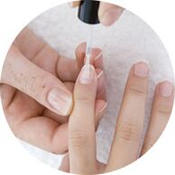 appliquer du vernis à ongles pour traiter les mycoses des ongles